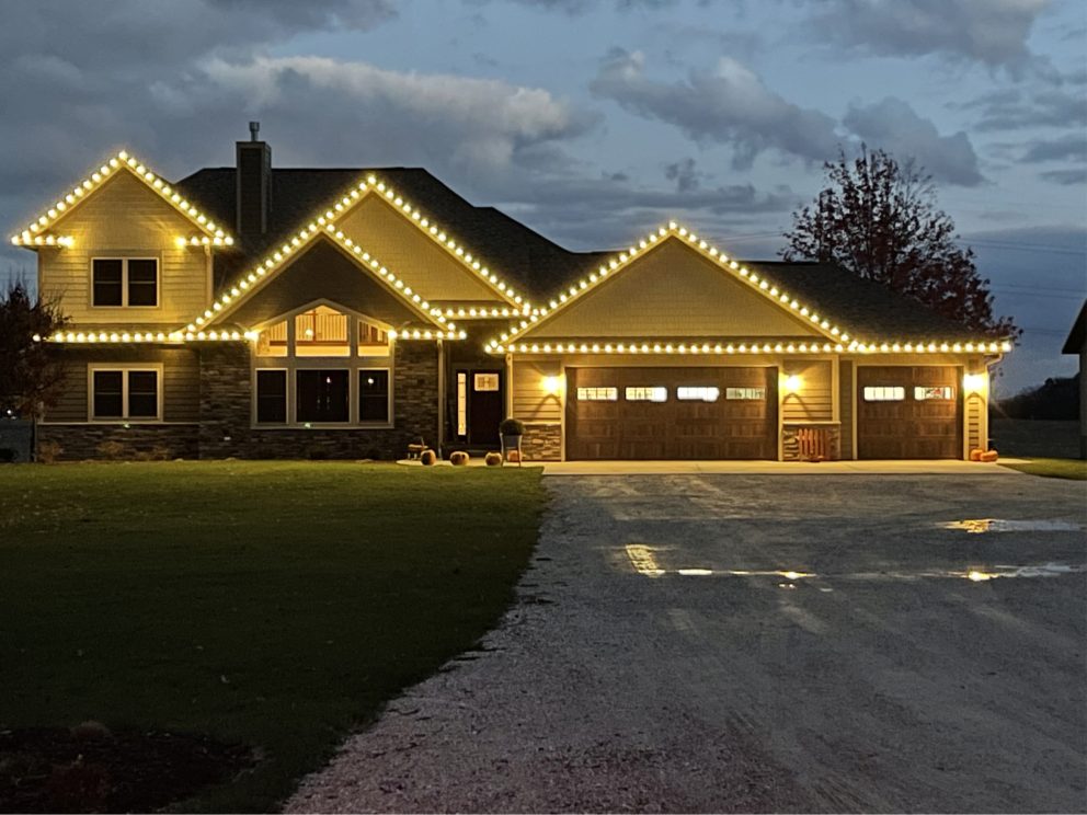 outdoor Christmas lighting installation in Kenosha, Christmas light installation services in Kenosha, Christmas light takedown service in Kenosha