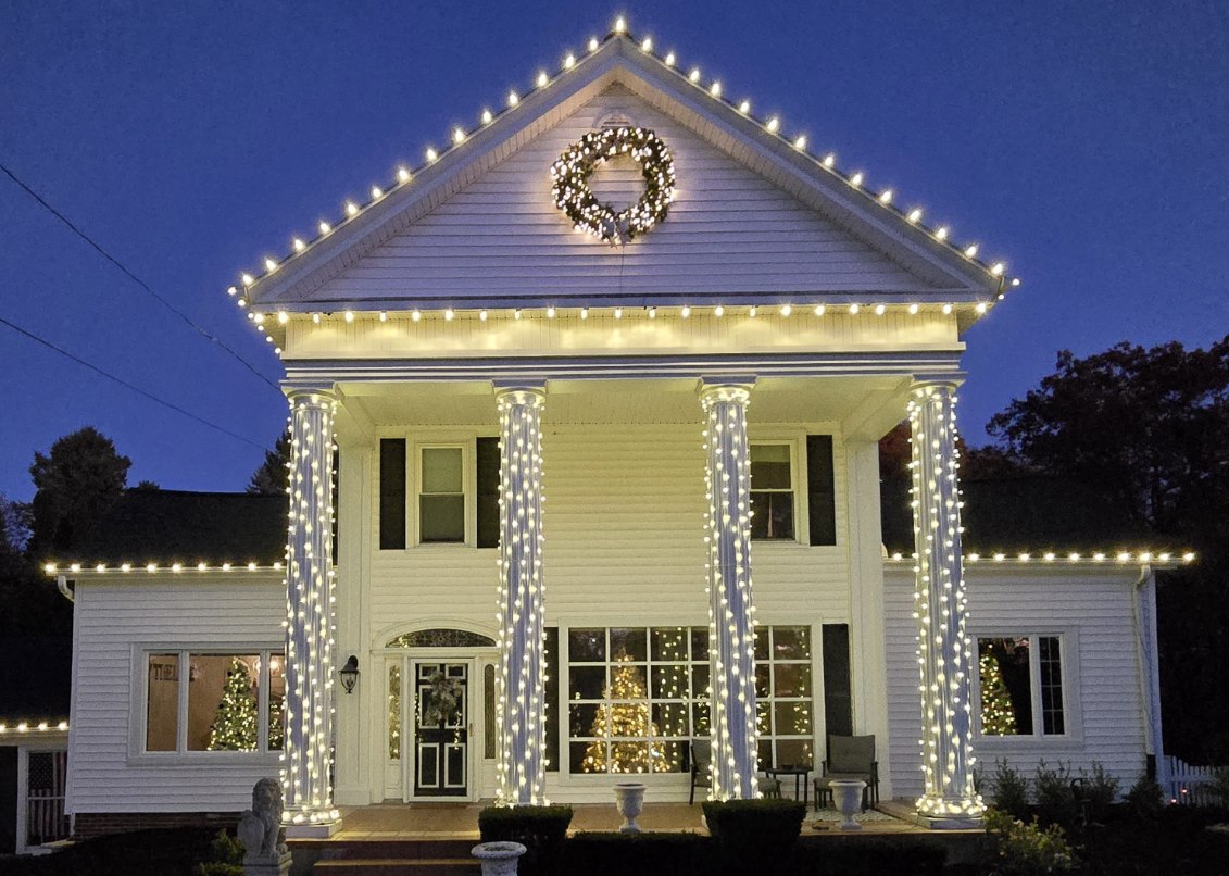 Residential Holiday Lighting in Lake Forest, custom holiday light installation Lake Forest, professional Christmas lighting Lake Forest